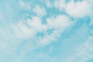 abstrakt pastell blå himmel med vit moln bakgrund. foto