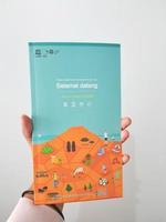 jakarta, indonesien i Maj 2022. en hand är innehav en Välkommen guide bok för resenärer på semester på jeju ö foto