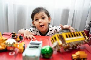 liten pojke spelar med färgrik plast block på dagis eller på Hem. utveckling leksaker för preschooler barn foto