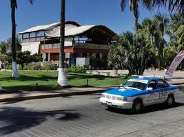 puerto escondido oaxaca mexico 2023 färgrik turkos blå taxi cab bil i puerto escondido Mexiko. foto