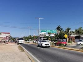 puerto escondido oaxaca mexico 2023 upptagen väg gata körning bilar trafik sylt puerto escondido Mexiko. foto