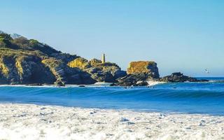 ytterst enorm stor surfare vågor strand la punta zicatela Mexiko. foto