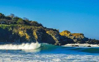 ytterst enorm stor surfare vågor strand la punta zicatela Mexiko. foto