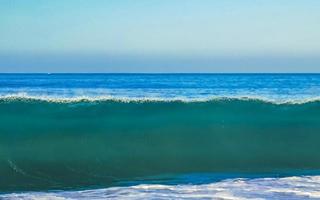 ytterst enorm stor surfare vågor på strand puerto escondido Mexiko. foto