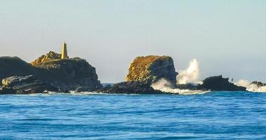 ytterst enorm stor surfare vågor strand la punta zicatela Mexiko. foto