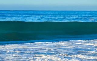 ytterst enorm stor surfare vågor på strand puerto escondido Mexiko. foto