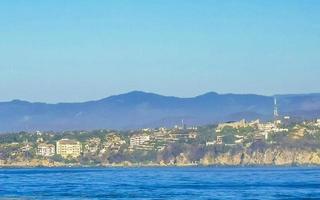 strand sand blå vatten enorm surfare vågor puerto escondido Mexiko. foto