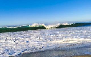 ytterst enorm stor surfare vågor på strand puerto escondido Mexiko. foto