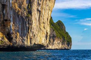 skön tropisk kalksten öar på koh phi phi leh thailand. foto