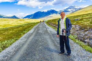 ung vandrare med kamera bergen landskap rondane nationell parkera Norge. foto