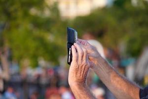 händer tar selfie med smartphone på solnedgång i nyckel väst foto