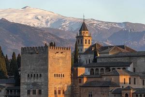 alhambra fästning palats i granada Spanien på solnedgång foto