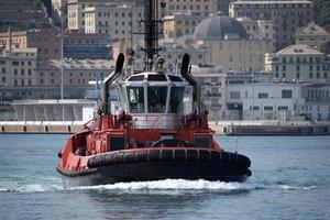 bogserbåt i genua hamn, Italien foto