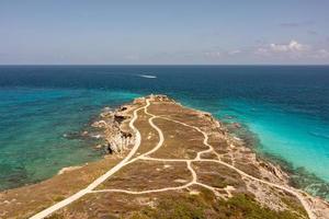 antenn se av de klar blå vattnen runt om punta sur i isla mujeres, mexico . foto