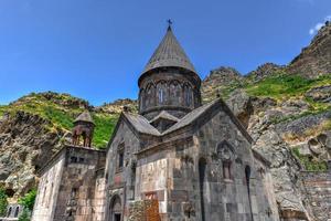 geghard är en medeltida kloster i de kotayk provins av armenien, ristade ut av de intilliggande berg. den är anges som en unesco värld arv webbplats. foto