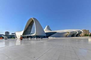 heydar aliyev Centrum i baku, azerbajdzjan. den var designad förbi zaha hadid. de Centrum hus en konferens hall, Galleri och museum, 2022 foto