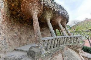 de tvätt rum portik i parkera guell i barcelona, Spanien. den är en offentlig parkera systemet sammansatt av trädgårdar och arkitektoniska element belägen på carmel kulle, i barcelona, Katalonien. foto