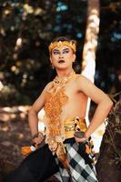 balinesisk dansare utför de dansa i gyllene kostym och gyllene krona inuti de tempel foto