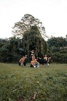 indonesiska dansare utgör med deras kroppar medan bär en traditionell gyllene kostym från javanese foto