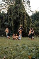 indonesiska dansare utgör med deras kroppar medan bär en traditionell gyllene kostym från javanese foto