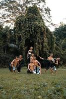 indonesiska dansare utgör med deras kroppar medan bär en traditionell gyllene kostym från javanese foto