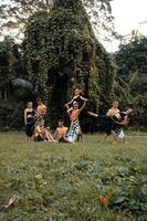 indonesiska dansare utgör med deras kroppar medan bär en traditionell gyllene kostym från javanese foto