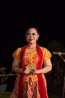 underbar balinesisk kvinna som visar och utför traditionell klänning från indonesien foto