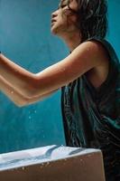 asiatisk kvinnor ta vatten med deras händer från de vit handfat foto