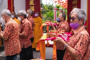 bandung stad, Indonesien, 2022 - de turist föra de offer för de munkar medan bön- till de Gud tillsammans på de buddha tempel foto