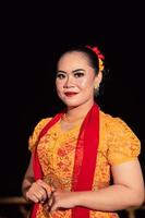 söt indonesiska kvinna med röd mun och en röd scarf bär en traditionell Sundanesiska klänning kallad kebaya foto
