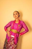 balinesisk kvinna bär en rosa klänning kallad kebaya från Indonesiens traditionell klänningar foto