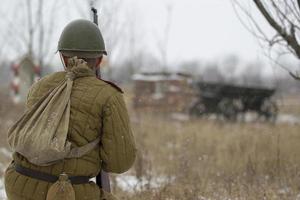 belarus, gomil, oktober 25, 2018 rekonstruktion av fientligheterna. en värld krig ii soldat står med hans tillbaka till de kamera. foto