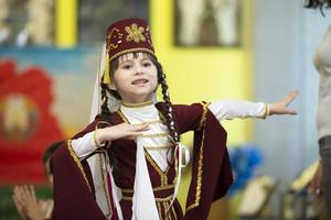 belarus, stad av gomel, Maj 21, 2021 barns Semester i de stad. en flicka i en nationell georgiansk kostym är dans. foto