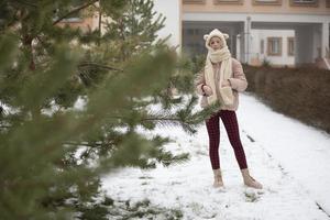 Tonårs flicka i full tillväxt på en vinter- bakgrund. foto