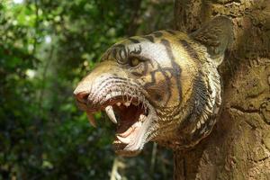 en kopia av en tigers huvud är bifogad till en träd. foto