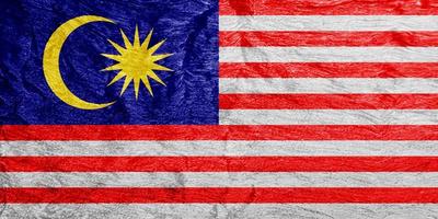 malaysiska flagga på en texturerad bakgrund. begrepp collage. foto