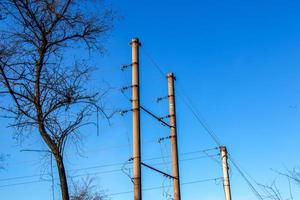 elektrisk Pol med en linjär tråd mot de blå himmel närbild. kraft elektrisk Pol. foto