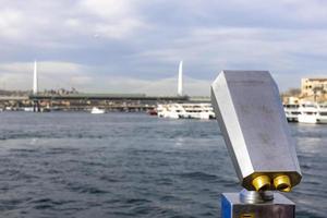 turist kikare på de galata bro i främre av de bosphorus sund av istanbul. foto