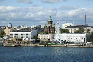 helsingfors vid vatten med en kyrka och nöje parkera foto