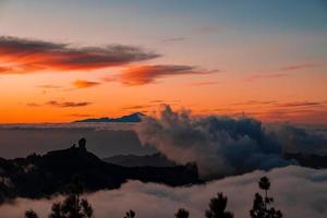 spektakulär solnedgång ovan de moln av de teide vulkan nationell parkera på teneriffa. foto