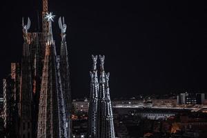 natt se av de la sagrada familia katedral. imponerande katedral foto