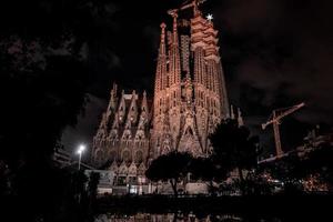 natt se av de la sagrada familia katedral. imponerande katedral foto