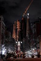 natt se av de la sagrada familia katedral. imponerande katedral foto