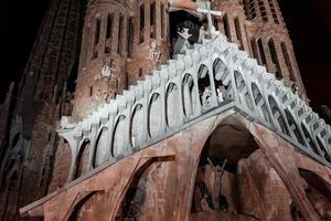 natt se av de la sagrada familia katedral. imponerande katedral foto