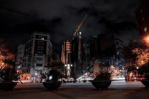 natt se av de la sagrada familia katedral. imponerande katedral foto