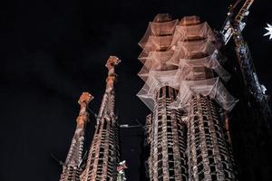 natt se av de la sagrada familia katedral. imponerande katedral foto