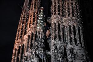 natt se av de la sagrada familia katedral. imponerande katedral foto