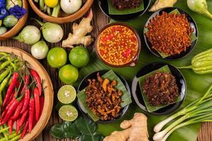 olika typer av chilisås med ingredienser för att göra ett thailändskt kök