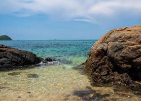 landskap sommarvy tropiskt hav strand sten blå himmel vit sand bakgrund lugn natur hav vacker våg krasch stänk vatten resor nang ram strand östra thailand chonburi exotisk horisont. foto