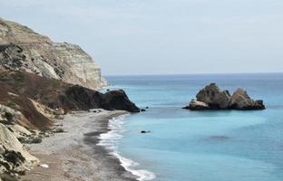 skön visningar av de medelhavs hav. födelseort av afrodite, Cypern, petra till dig romiou. foto
